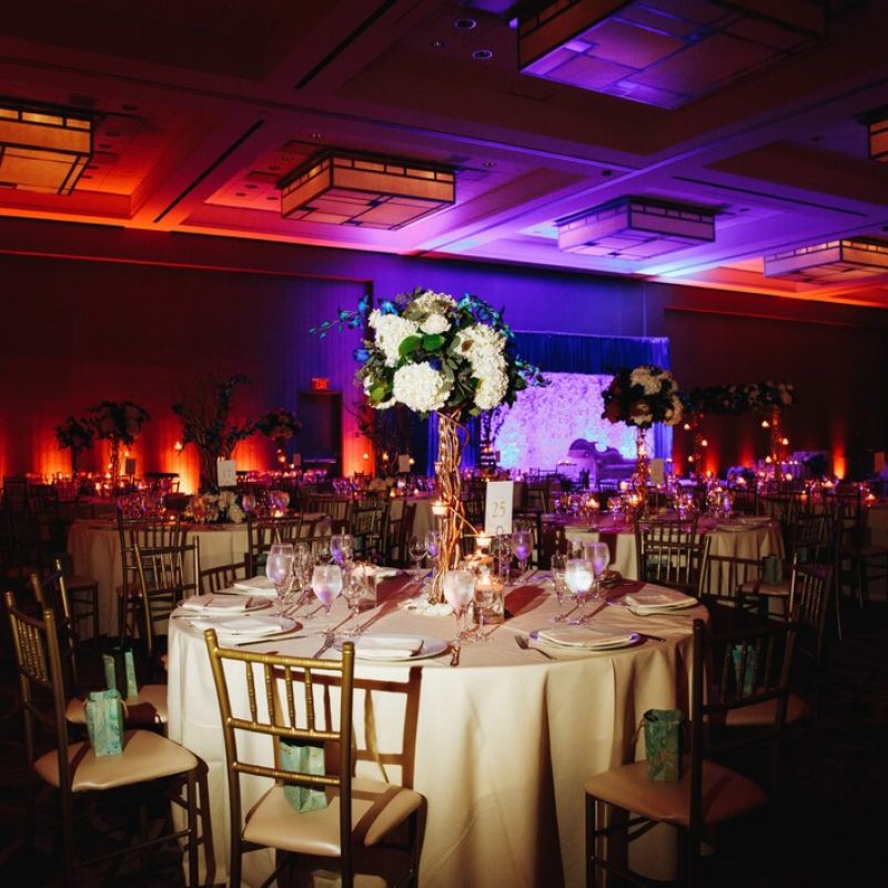 decorated-banquet-hall-with-served-round-table-with-hydrangea-centerpiece-chiavari-chairs_8353-10059
